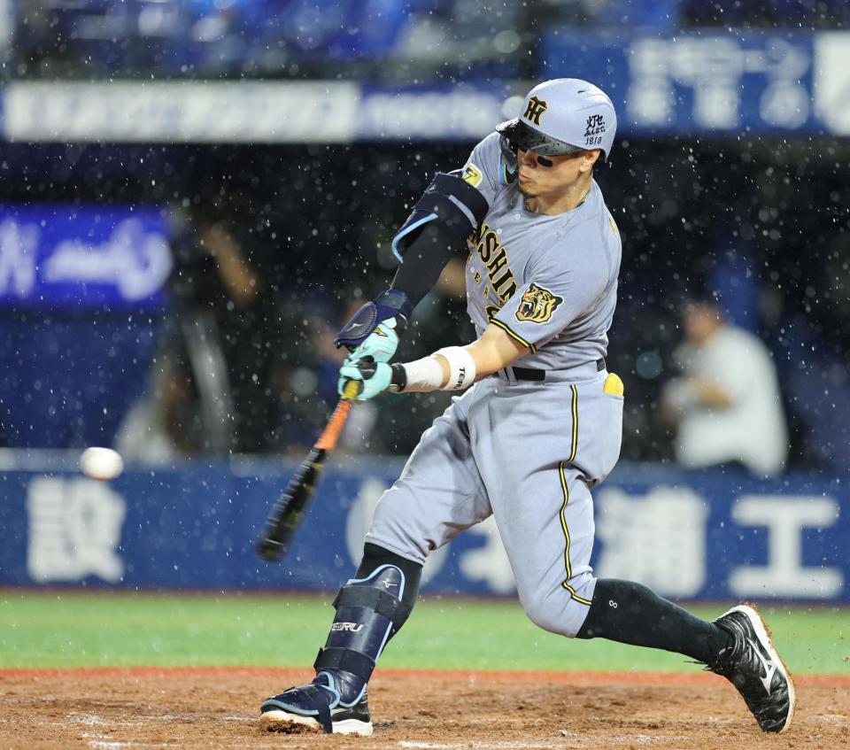 ８回、右越えに３０号ソロを放つ佐藤輝（撮影・山口登）