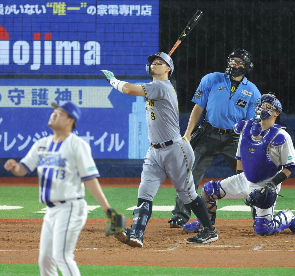８回、右越えソロを放つ佐藤輝（撮影・西岡正）