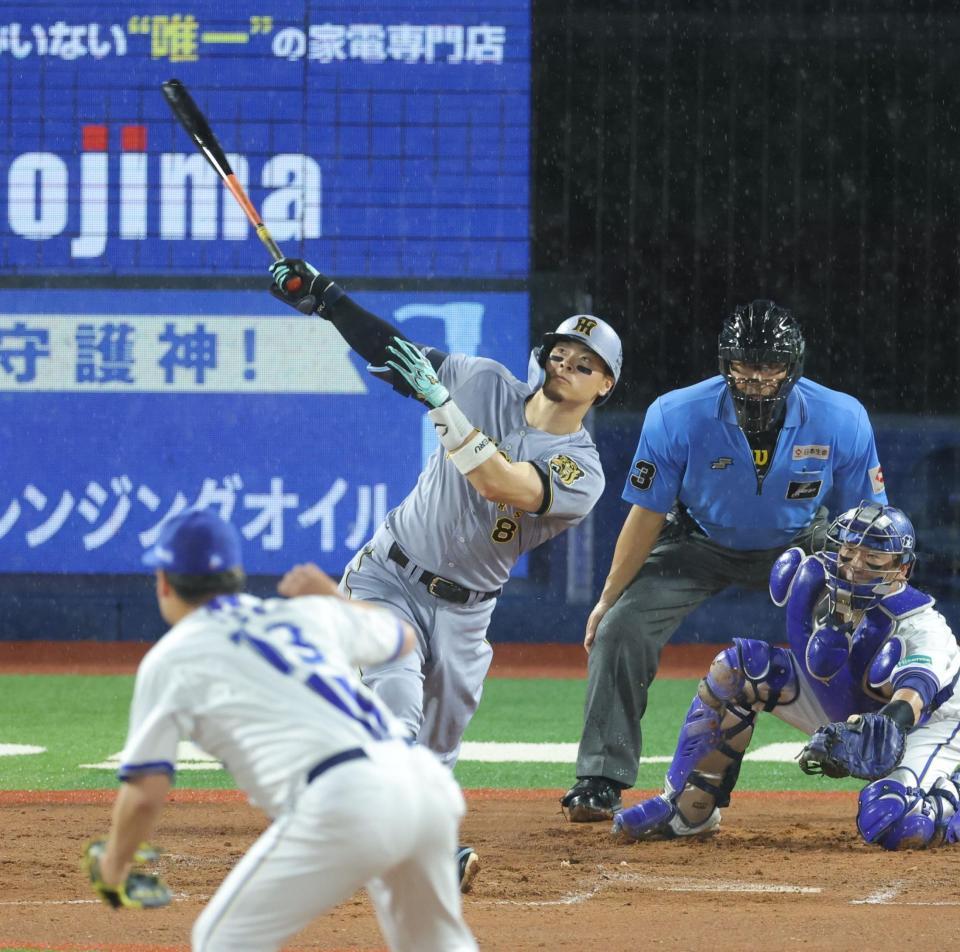 ８回、右越えソロを放つ佐藤輝（撮影・西岡正）