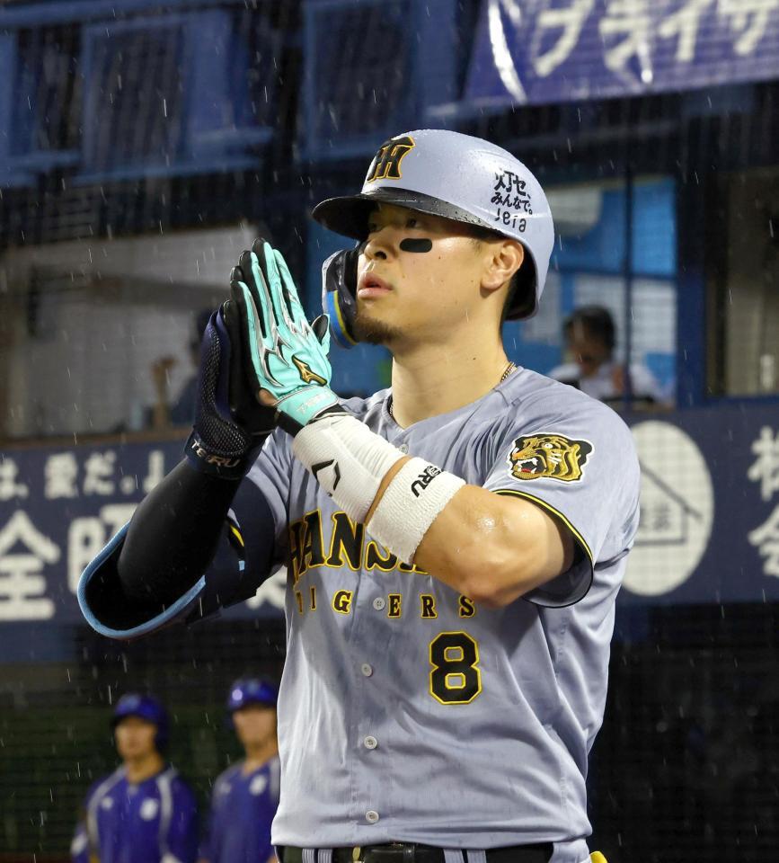 ８回、３０号ソロを放った佐藤輝はベンチ前で手を合わせる（撮影・山口登）