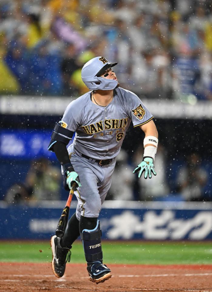 ８回、佐藤輝が右越にソロを放つ（撮影・堀内翔）