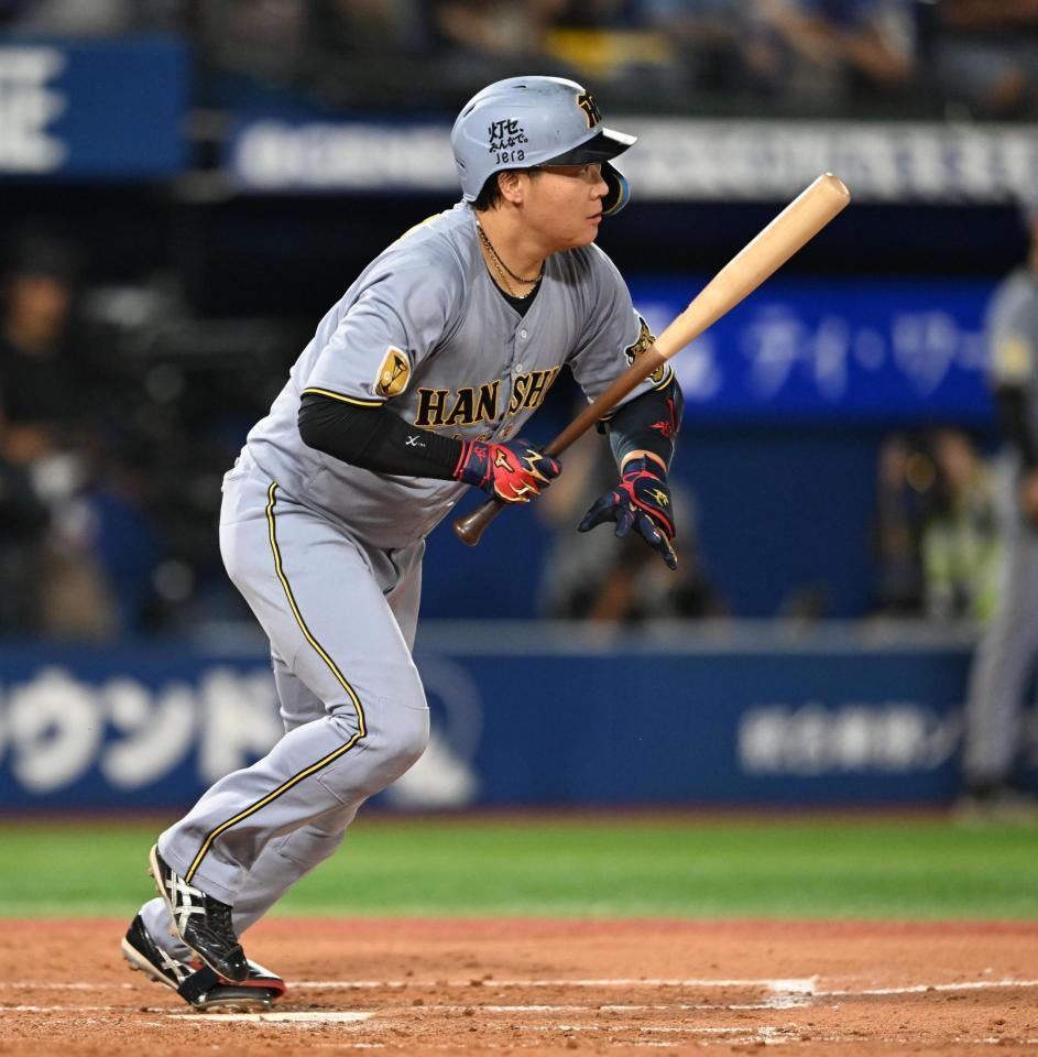 ４回、大山が右中間に二塁打を放つ（撮影・堀内翔）