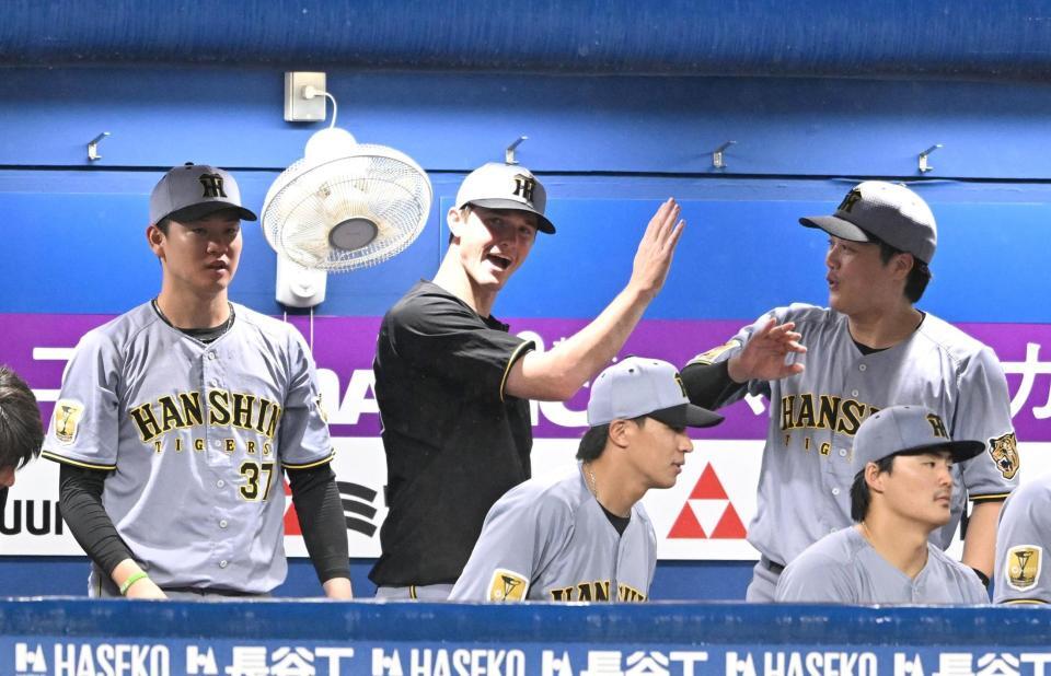 ９回、来日初勝利を挙げてベンチで喜ぶルーカス（撮影・堀内翔）