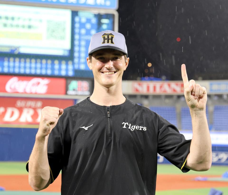 来日初勝利を飾り、笑顔でポーズを決めるルーカス（撮影・山口登）