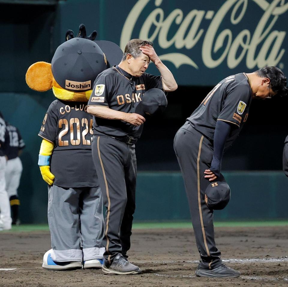 ソフトバンクに大敗し、スタンドに一礼する平田２軍監督（左）＝撮影・西田忠信
