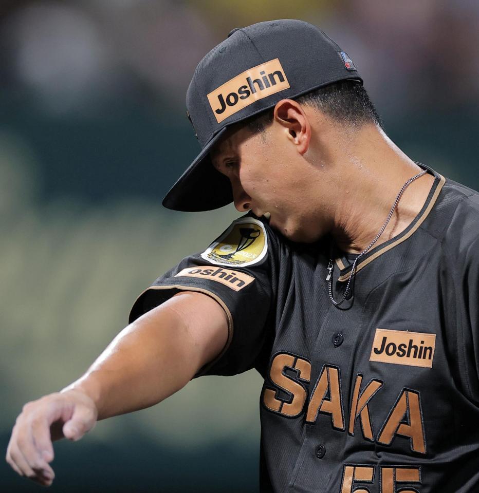 ５回に追加点を許し汗をぬぐう能登（撮影・西田忠信）