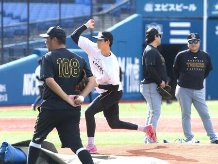 　マウンドの感触を確かめる今朝丸