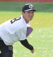 キャッチボールで調整する今朝丸（撮影・西岡正）