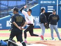 　マウンドの感触を確かめる今朝丸