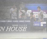 降雨の為に試合開始が遅れて近本（中央）から声をかけられる今朝丸（左端）＝撮影・堀内翔