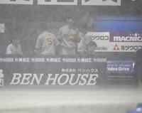 雨天中止決定後にベンチで胸を抑える今朝丸（中央）＝撮影・堀内翔