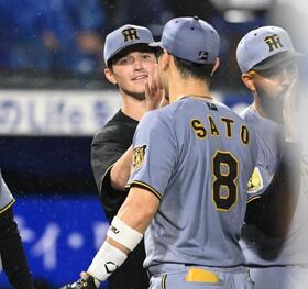 来日初勝利挙げて佐藤輝（８番）とタッチを交わすルーカス（撮影・堀内翔）