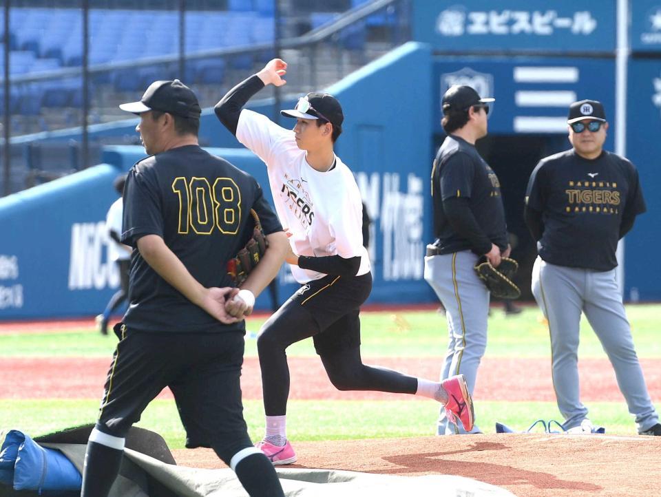 　マウンドの感触を確かめる今朝丸