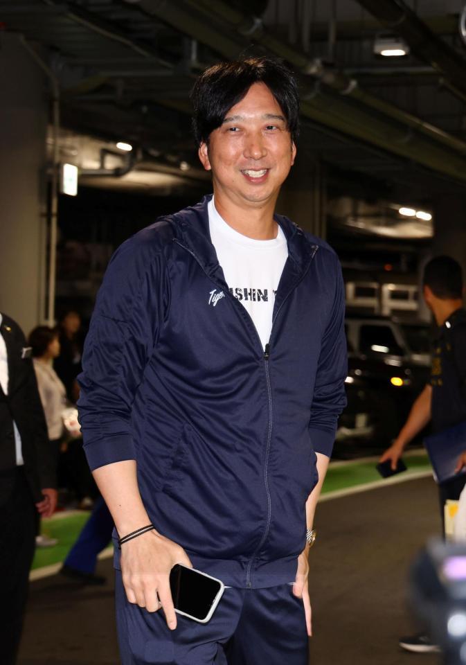雨天中止になり引き揚げる藤川監督（撮影・山口登）