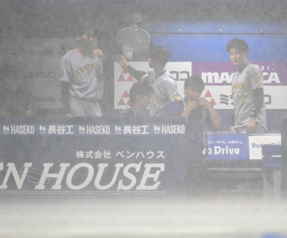 降雨の為に試合開始が遅れて近本（中央）から声をかけられる今朝丸（左端）＝撮影・堀内翔