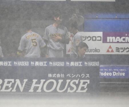 雨天中止決定後にベンチで胸を抑える今朝丸（中央）＝撮影・堀内翔