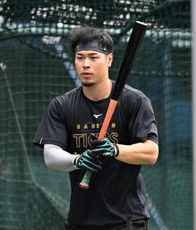 　試合前に打撃練習する佐藤輝（撮影・堀内翔）