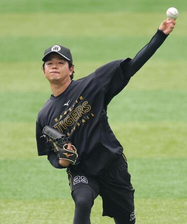 キャッチボールで調整する高橋（撮影・西岡正）