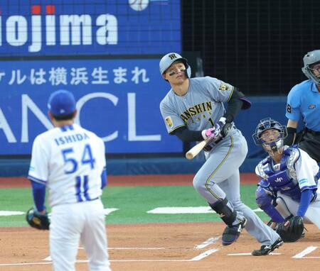 １回、左越えに先制ソロを放つ森下（撮影・西岡正）