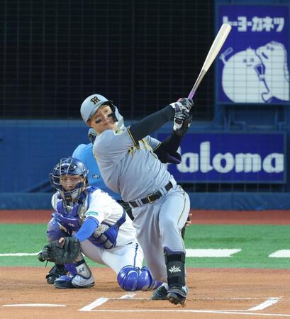 １回、左越えに先制ソロを放つ森下（撮影・西岡正）