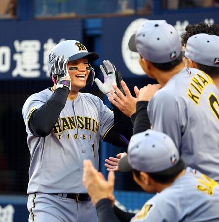 １回、先制ソロを放った森下はナインの出迎えに笑顔を見せる（撮影・山口登）