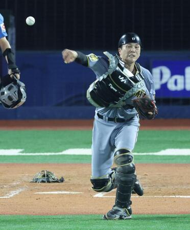 ３回、石田裕のバントで二塁へ送球する伏見（撮影・西岡正）
