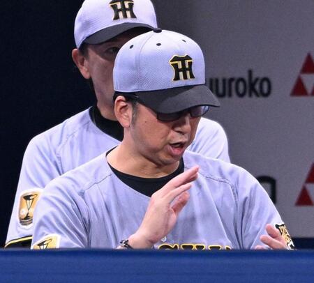 ３回、リプレイ検証で判定が覆りアウトとなりベンチで手をたたく藤川監督（撮影・堀内翔）