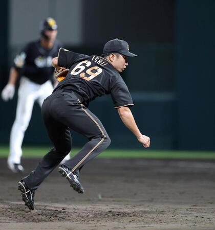 ４回、２番手で登板する石井（撮影・中田匡峻）
