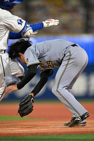 ４回、勝又（左）と交錯する高橋（撮影・堀内翔）