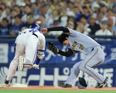 ４回、高橋は勝又と交錯し失点する（撮影・山口登）