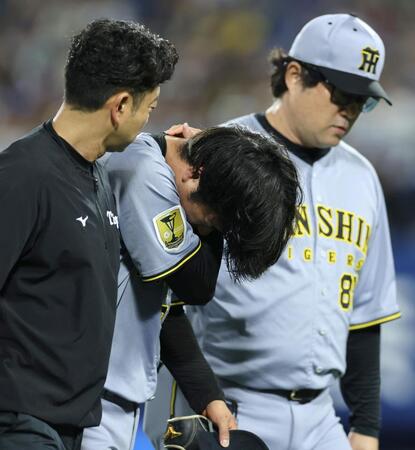 ４回、高橋は勝又と交錯しベンチに戻る（撮影・山口登）