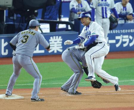 ４回、勝又の投ゴロで落としたボールを捕ろうとした高橋（左）と勝又が接触（撮影・西岡正）