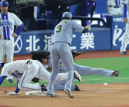 ４回、勝又の投ゴロで落としたボールを捕ろうとした高橋（左）と勝又が接触（撮影・西岡正）