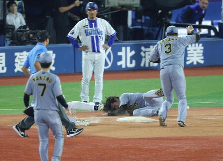 ４回、勝又の投ゴロで落としたボールを捕ろうとした高橋（左）と勝又が接触（撮影・西岡正）