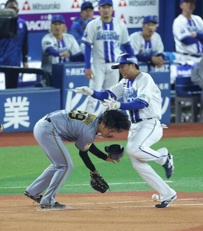 ４回、勝又の投ゴロで落としたボールを捕ろうとした高橋（左）と勝又が接触（撮影・西岡正）