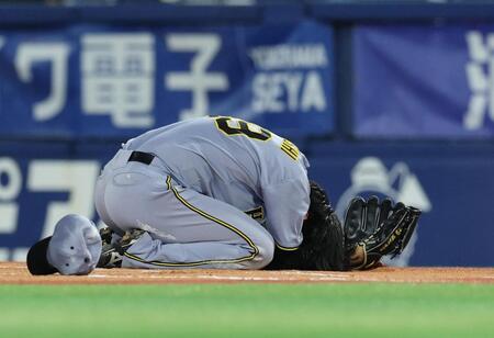 ４回、高橋は勝又と交錯しグラウンドにうずくまる（撮影・山口登）