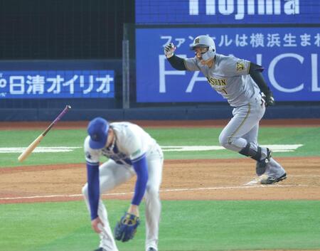 ９回、右翼へ勝ち越し打を放つ森下（撮影・西岡正）