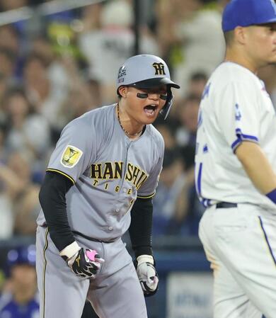 ９回、勝ち越し２点適時打を放つ雄たけびを上げる森下（撮影・山口登）