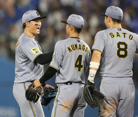 ＤｅＮＡに勝利し、森下（左）は佐藤輝らとタッチする（撮影・山口登）