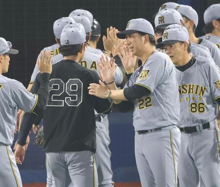 高橋（２９）をねぎらう藤川監督（撮影・西岡正）