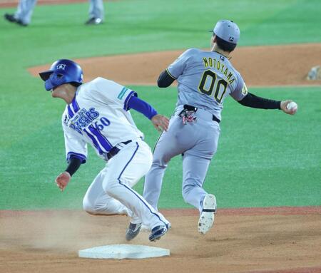 ３回、石田裕のバントで二塁から一塁へ送球する元山（撮影・西岡正）