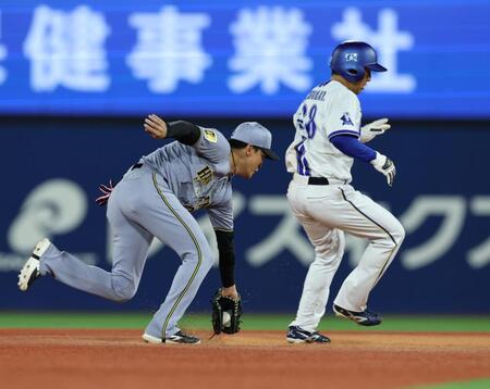 ６回、元山は松尾の打球を捕球し併殺を決める（撮影・山口登）