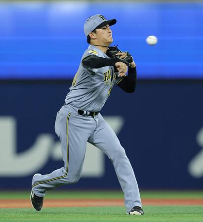 ８回、元山は松尾の打球を本塁へ送球する（撮影・山口登）