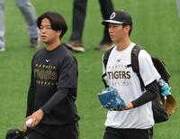阪神・今朝丸（右）と話しながら練習に向かう阪神・高橋＝横浜スタジアム（撮影・西岡正）
