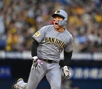 １回、先制のソロを放ち雄たけびを上げる森下（撮影・堀内翔）