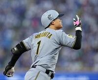 １回、先制ソロを放ちベースを回る森下（撮影・山口登）