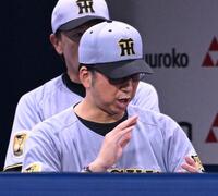 ３回、リプレイ検証で判定が覆りアウトとなりベンチで手をたたく藤川監督（撮影・堀内翔）