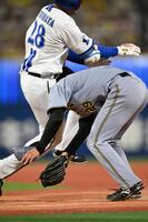 ４回、勝又（左）と交錯する高橋（撮影・堀内翔）