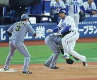 ４回、勝又の投ゴロで落としたボールを捕ろうとした高橋（左）と勝又が接触（撮影・西岡正）