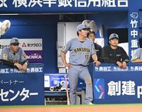 ８回、同点に追いつかれてベンチで肩を落とす湯浅（左）と高橋（右）＝撮影・堀内翔